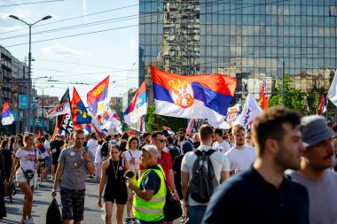 Belgrad, Sırbistan - 28 Haziran 2025: Öğrenciler ve vatandaşlar hükümet yolsuzluğunu, rejimini protesto ettiler, trajik bir kazada hayatını kaybeden 16 kişi ve tren istasyonu için adalet istediler 