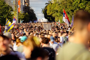 Belgrad, Sırbistan - 28 Haziran 2025: Öğrenciler ve vatandaşlar hükümet yolsuzluğunu, rejimini protesto ettiler, trajik bir kazada hayatını kaybeden 16 kişi ve tren istasyonu için adalet istediler 