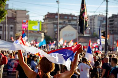 Belgrad, Sırbistan - 28 Haziran 2025: Öğrenciler ve vatandaşlar hükümet yolsuzluğunu, rejimini protesto ettiler, trajik bir kazada hayatını kaybeden 16 kişi ve tren istasyonu için adalet istediler 