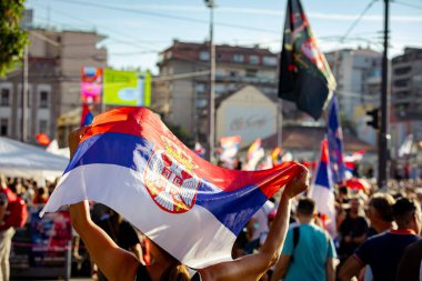 Belgrad, Sırbistan - 28 Haziran 2025: Öğrenciler ve vatandaşlar hükümet yolsuzluğunu, rejimini protesto ettiler, trajik bir kazada hayatını kaybeden 16 kişi ve tren istasyonu için adalet istediler 