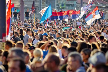 Belgrad, Sırbistan - 28 Haziran 2025: Öğrenciler ve vatandaşlar hükümet yolsuzluğunu, rejimini protesto ettiler, trajik bir kazada hayatını kaybeden 16 kişi ve tren istasyonu için adalet istediler 