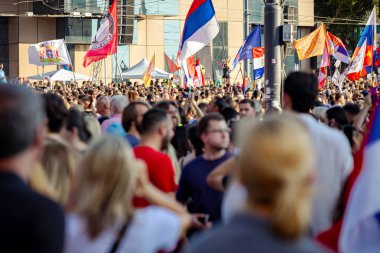 Belgrad, Sırbistan - 28 Haziran 2025: Öğrenciler ve vatandaşlar hükümet yolsuzluğunu, rejimini protesto ettiler, trajik bir kazada hayatını kaybeden 16 kişi ve tren istasyonu için adalet istediler 