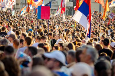 Belgrad, Sırbistan - 28 Haziran 2025: Öğrenciler ve vatandaşlar hükümet yolsuzluğunu, rejimini protesto ettiler, trajik bir kazada hayatını kaybeden 16 kişi ve tren istasyonu için adalet istediler 