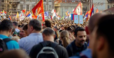 Belgrad, Sırbistan - 28 Haziran 2025: Öğrenciler ve vatandaşlar hükümet yolsuzluğunu, rejimini protesto ettiler, trajik bir kazada hayatını kaybeden 16 kişi ve tren istasyonu için adalet istediler 