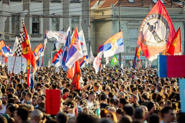 Belgrad, Sırbistan - 28 Haziran 2025: Öğrenciler ve vatandaşlar hükümet yolsuzluğunu, rejimini protesto ettiler, trajik bir kazada hayatını kaybeden 16 kişi ve tren istasyonu için adalet istediler 