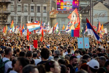 Belgrad, Sırbistan - 28 Haziran 2025: Öğrenciler ve vatandaşlar hükümet yolsuzluğunu, rejimini protesto ettiler, trajik bir kazada hayatını kaybeden 16 kişi ve tren istasyonu için adalet istediler 