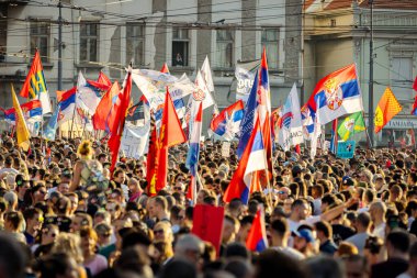 Belgrad, Sırbistan - 28 Haziran 2025: Öğrenciler ve vatandaşlar hükümet yolsuzluğunu, rejimini protesto ettiler, trajik bir kazada hayatını kaybeden 16 kişi ve tren istasyonu için adalet istediler 