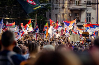 Belgrad, Sırbistan - 28 Haziran 2025: Öğrenciler ve vatandaşlar hükümet yolsuzluğunu, rejimini protesto ettiler, trajik bir kazada hayatını kaybeden 16 kişi ve tren istasyonu için adalet istediler 