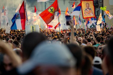 Belgrad, Sırbistan - 28 Haziran 2025: Öğrenciler ve vatandaşlar hükümet yolsuzluğunu, rejimini protesto ettiler, trajik bir kazada hayatını kaybeden 16 kişi ve tren istasyonu için adalet istediler 