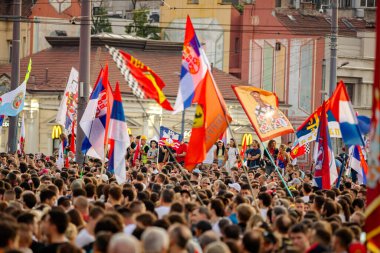 Belgrad, Sırbistan - 28 Haziran 2025: Öğrenciler ve vatandaşlar hükümet yolsuzluğunu, rejimini protesto ettiler, trajik bir kazada hayatını kaybeden 16 kişi ve tren istasyonu için adalet istediler 