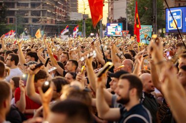 Belgrad, Sırbistan - 28 Haziran 2025: Pek çok kişi cep telefonunu kaldırdı, cep telefonu el feneri kullandı, kurbanları onurlandırdı, çatı çökmesi ve tren istasyonunda 16 dakikalık saygı duruşunda bulundu