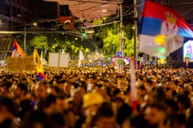 Belgrad, Sırbistan - 28 Haziran 2025: Pek çok kişi cep telefonunu kaldırdı, cep telefonu el feneri kullandı, kurbanları onurlandırdı, çatı çökmesi ve tren istasyonunda 16 dakikalık saygı duruşunda bulundu