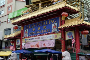 Kuala Lumpur, Malaysia November 18 2024 Shoppers on Jalan Petaling in Chinatown, Kuala Lumpur: A Bustling Market Scene clipart