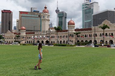 Kuala Lumpur, Malezya 17 Kasım 2024 Sultan Abdul Samad Binası ve Jalan Raja 'nın Kuala Lumpur, Malezya' daki muhteşem manzarası. İnanılmaz bir şehir manzarası. Kuala Lumpur Asya 'nın popüler bir turizm merkezidir. Turist pozu.