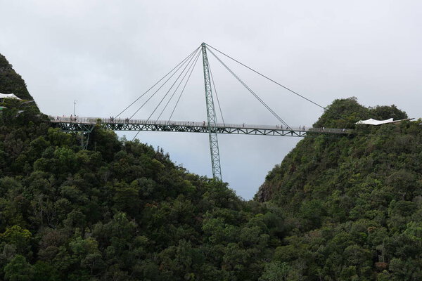 Современное строительство - Небесный мост на острове Лангкави. Праздник приключений. Туристическая достопримечательность Малайзии. Концепция путешествия.