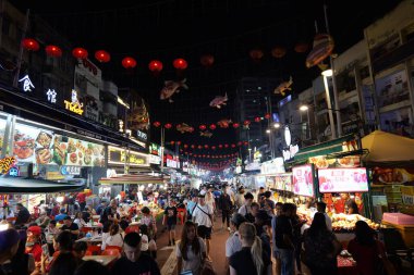 Kuala Lumpur Malezya 29 Kasım 2024 Kuala Lumpur, Malezya 'nın Bukit Bintang bölgesinde Jalan Alor' un kalabalık bir sokak yemeği gece marketi..