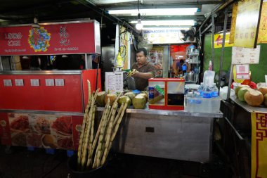 Kuala Lumpur Malezya 29 Kasım 2024 Kuala Lumpur, Malezya Petaling Caddesi 'nde şeker kamışı suyu satıcısı