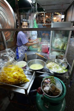 Koh Lipe, THAILAND 27 Kasım 2024: Lipe Walking Caddesi 'ndeki Sokak Gıda Dükkanı Ko Lipe, Satun, Tayland