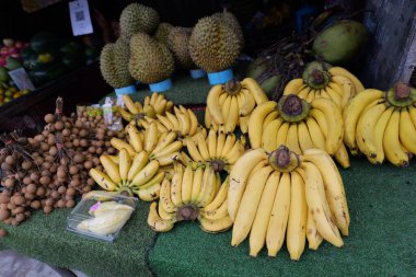 Koh Lipe, THAILAND 27 Kasım 2024: Lipe Walking Caddesi 'nde Taze Fuit Stall Ko Lipe, Satun, Tayland