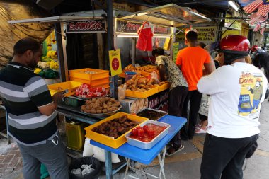 George Town, Penang, Malezya - 19 Kasım 2024 George Town Malezya 'daki Küçük Hindistan' da yerel bir gıda pazarı