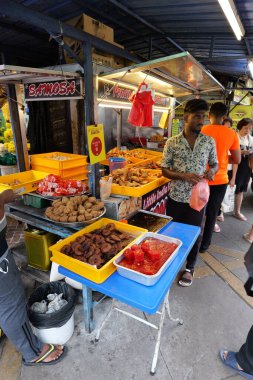 George Town, Penang, Malezya - 19 Kasım 2024 George Town Malezya 'daki Küçük Hindistan' da yerel bir gıda pazarı