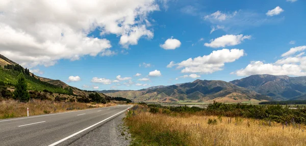 Hanmer Springs üzerinden Hristiyan kilisesinden Hanmer Springs 'e gidiş yolu Yeni Zelanda