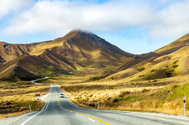 Dramatik Lindis Geçidi Mackenzie Havzası 'nı Merkez Otago' ya bağlıyor. Geçiş, Lindis ve Ahuriri nehirleri arasında deniz seviyesinden 971 metre yükseklikte bir eyeri geçer.