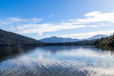 Rotoiti Gölü Nelson Lakes Ulusal Parkı 'nın kıyısında yer almaktadır ve St. Arnau' ya kısa bir yürüyüş mesafesindedir.