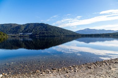 Rotoiti Gölü Nelson Lakes Ulusal Parkı 'nın kıyısında yer almaktadır ve St. Arnau' ya kısa bir yürüyüş mesafesindedir.