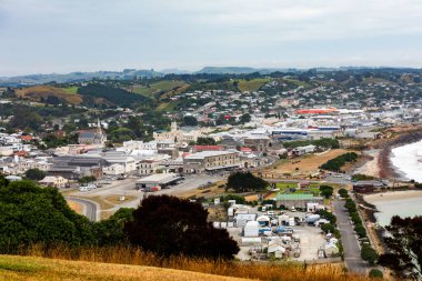 Oamaru, kayan kireçtaşı tepeleri ile denize doğru uzanan düz arazi arasında inşa edilmiştir. Bu kireçtaşı kaya, yerel Whitestone binalarının yapımında kullanılır.