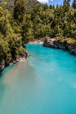 Hokitika Gorge, Yeni Zelanda 'nın Hokitika kentinden 33 kilometre uzaklıktaki büyük bir turizm beldesi. Turkuaz rengi, sudaki buzuldan kaynaklanıyor. Alüvyon o kadar iyi ki suda asılı kalıyor..