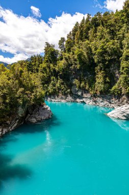 Hokitika Vadisi, Yeni Zelanda 'nın Hokitika kentinden 33 kilometre uzaklıktaki büyük bir turizm beldesi. Turkuaz rengi, sudaki buzuldan geliyor. Alüvyon o kadar iyi ki suda asılı kalıyor..