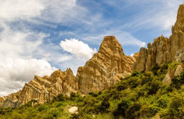 Omarama 'daki Clay Kayalıkları milyonlarca yıl boyunca doğal erozyon ve tortuyla oluşmuştur. Waitaki bölgesinde Yeni Zelanda 'nın güney adasında bulundu.