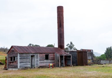 Waiuta, altın madenciliğinin ilk günlerinin hatırı sayılır bir kalıntısı. Bir zamanlar işlek bir maden kasabası olan hayalet bir kasaba. Greymouth ve Reefton arasındaki tepelerde bulunan Waiuta kuvars madeni yaklaşık 750 bin ons üreten Yeni Zelanda 'nın üçüncü büyük altın madeniydi.