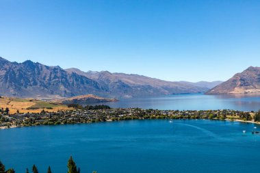 QueenstownOtakasabasıYeni Zelanda 'nın Güney Adası' nın güneybatısına gidiyor. Kasaba, Wakatipu Gölü 'nde Queenstown Körfezi adında bir biletin etrafına inşa edilmiştir.