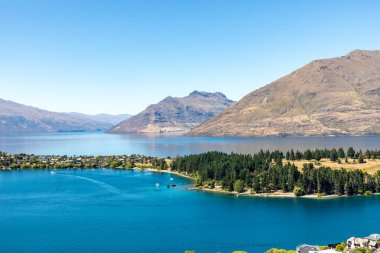 QueenstownOtakasabasıYeni Zelanda 'nın Güney Adası' nın güneybatısına gidiyor. Kasaba, Wakatipu Gölü 'nde Queenstown Körfezi adında bir biletin etrafına inşa edilmiştir.