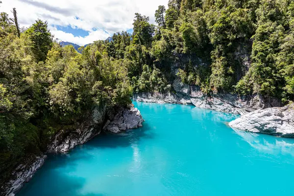 Hokitika Gorge是距新西兰Hokitika约33公里的主要旅游胜地 绿松石的颜色是由于水中有冰晶粉 淤泥是如此细小 以至于悬浮在水里 免版税图库图片