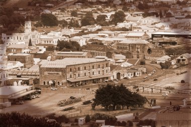 Oamaru, kayan kireçtaşı tepeleri ile denize doğru uzanan düz arazi arasında inşa edilmiştir. Bu kireçtaşı kaya, yerel Whitestone binalarının yapımında kullanılır.