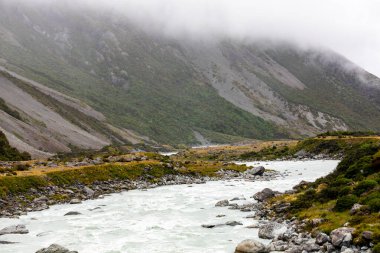 Aoraki veya Cook Dağı Yeni Zelanda 'nın en yüksek dağıdır. Yüksekliği 3,724 metre. Güney Alpleri 'nde yer alır, Güney Adası boyunca uzanan bir sıradağdır. Popüler bir turizm merkezi
