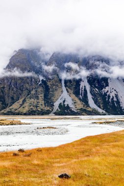 Aoraki ya da Cook Dağı Yeni Zelanda 'nın en yüksek dağıdır. Yüksekliği 3,724 metre. Hooker Valley pistinde üç asma köprü var. Daha Düşük Fahişe Askı Köprüsü