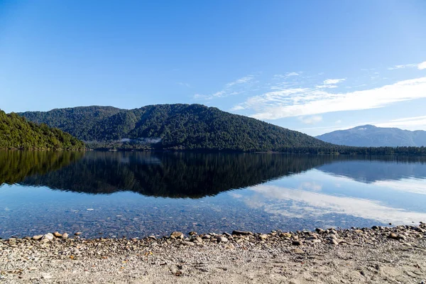 Lake Rotoiti is situated at the edge of the Nelson Lakes National Park and it is a quick walk distance from St. Arnau