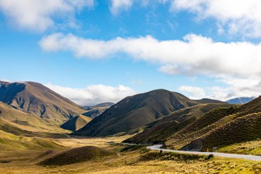 Queenstown ve Wanaka 'yı birbirine bağlayan ana yol her köşede nefes kesici manzaralar sunuyor. Orta Otago, Queenstown ve Wanaka 'nın bulunduğu bölge Yeni Zelanda' nın Güney Adası 'ndaki en iyi yürüyüşlere ev sahipliği yapar.
