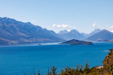 Queenstown, Yeni Zelanda, Güney Adaları Wakatipu Gölü kıyılarında, dramatik Güney Alplerine karşı yer alır. Macera sporlarıyla ünlüdür. Wakatipu Gölü bir iç göl. 