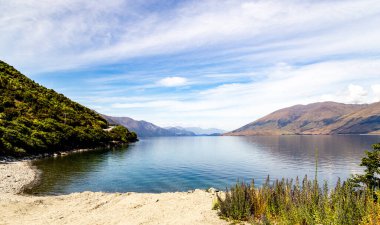 Wanaka Gölü, 10.000 yıldan fazla bir süre önce buzul çağında oluşmuş bir U şeklinde vadide yer almaktadır. Wanaka Gölü Yeni Zelanda 'nın güneyindeki Otago Gölleri' nin kalbinde yer alır..