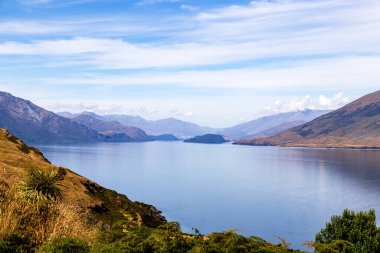 Wanaka Gölü, 10.000 yıldan fazla bir süre önce buzul çağında oluşmuş bir U şeklinde vadide yer almaktadır. Wanaka Gölü Yeni Zelanda 'nın güneyindeki Otago Gölleri' nin kalbinde yer alır..