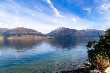 Wanaka Gölü, 10.000 yıldan fazla bir süre önce buzul çağında oluşmuş bir U şeklinde vadide yer almaktadır. Wanaka Gölü Yeni Zelanda 'nın güneyindeki Otago Gölleri' nin kalbinde yer alır..