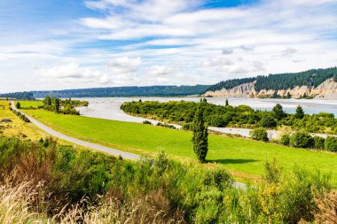 Rakaia Vadisi, Yeni Zelanda 'nın Güney Adası' ndaki Canterbury 'de Rakaia Riverin' de yer almaktadır. Rakaia, geniş kiremitli yatakların içinden çok uzun bir süre geçer, ama Canterbury Ovası 'na yaklaşırken dar bir kanyondan geçmek zorunda kalır..
