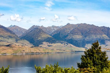 Rakaia Vadisi, Yeni Zelanda 'nın Güney Adası' ndaki Canterbury 'de Rakaia Riverin' de yer almaktadır. Rakaia, geniş kiremitli yatakların içinden çok uzun bir süre geçer, ama Canterbury Ovası 'na yaklaşırken dar bir kanyondan geçmek zorunda kalır..