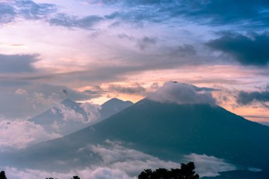 Günbatımında volkanların manzarası Fuego, Acatenango ve Agua