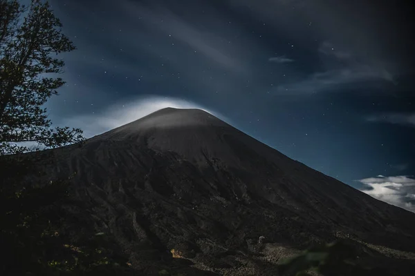 Vista Del Volcán Pacaya Por Noche Imagen de stock